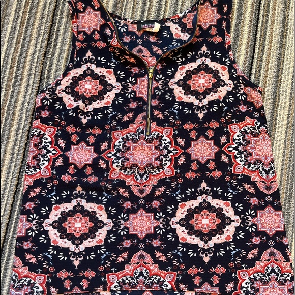 Lightweight polyester sleeveless with long tail in back and zipper front. - Picture 3 of 9